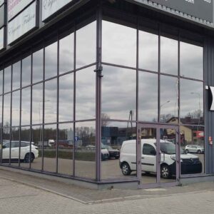 Folia lustro weneckie na witrynie ograniczająca wgląd z zewnątrz
