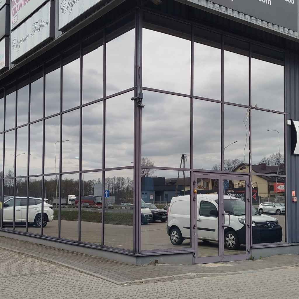 Folia lustro weneckie na witrynie ograniczająca wgląd z zewnątrz