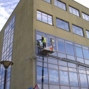 Montaż folii okiennych na dużych przeszkleniach z wykorzystaniem podnośnika